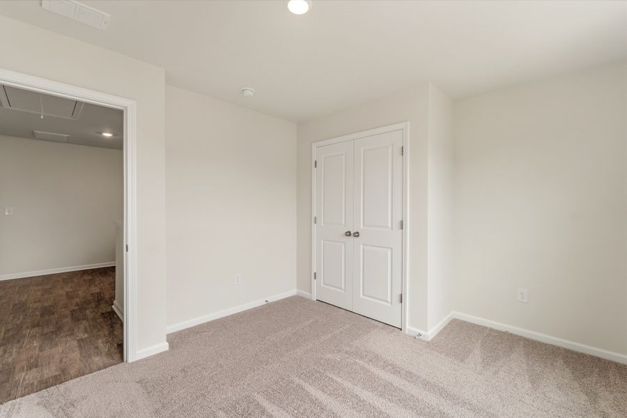 Spacious, unfurnished interior of a new home in Richmond Hill, Inman (Image 30).