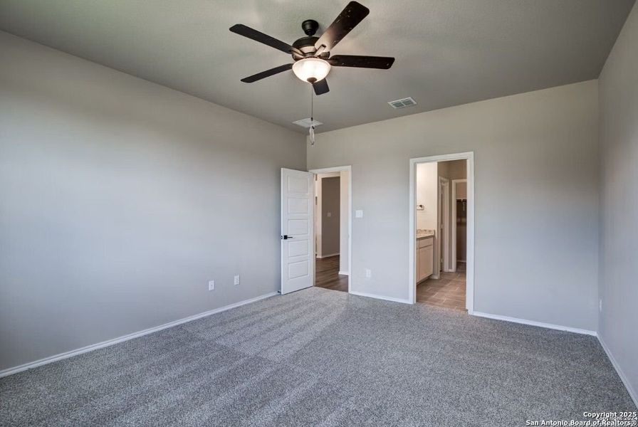 Spacious, unfurnished interior of a new home in Royal Crest, San Antonio (Image 20).