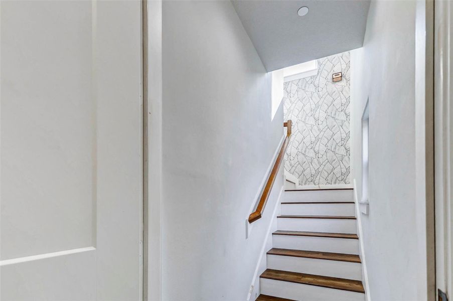 GARAGE STAIR ACCESS TO BONUS ROOM