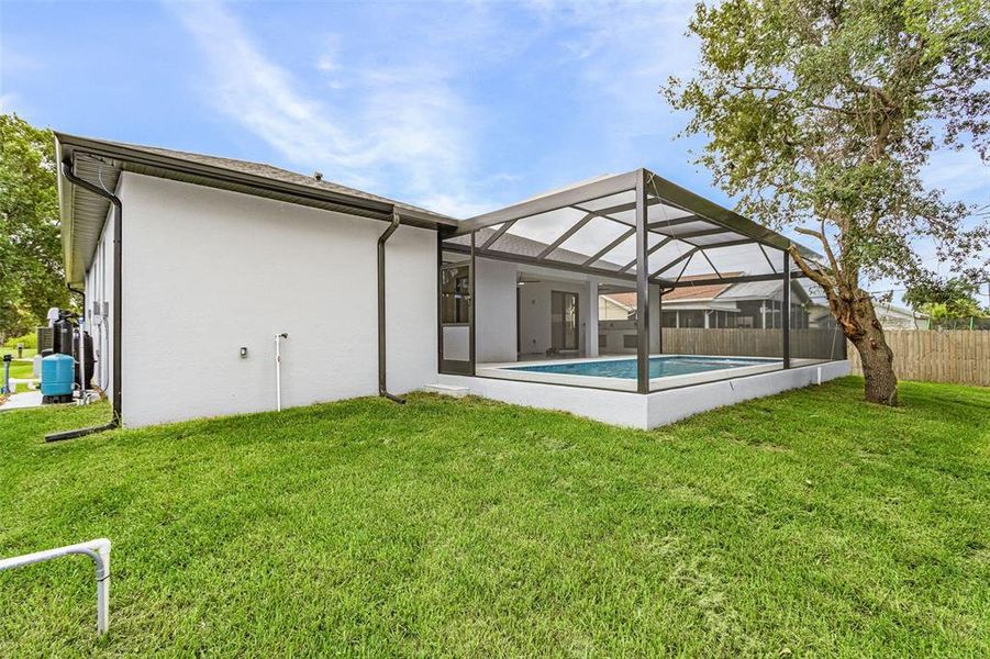 Exterior details and patio area of a home in , Port Charlotte (Image 4).