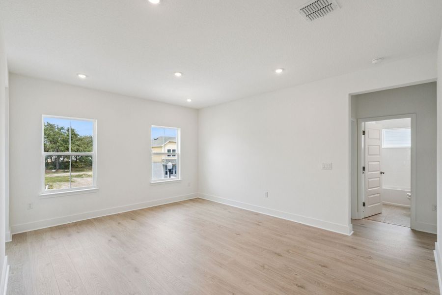 Spacious, unfurnished interior of a new home in Northlake at Ovation, Winter Garden (Image 31).