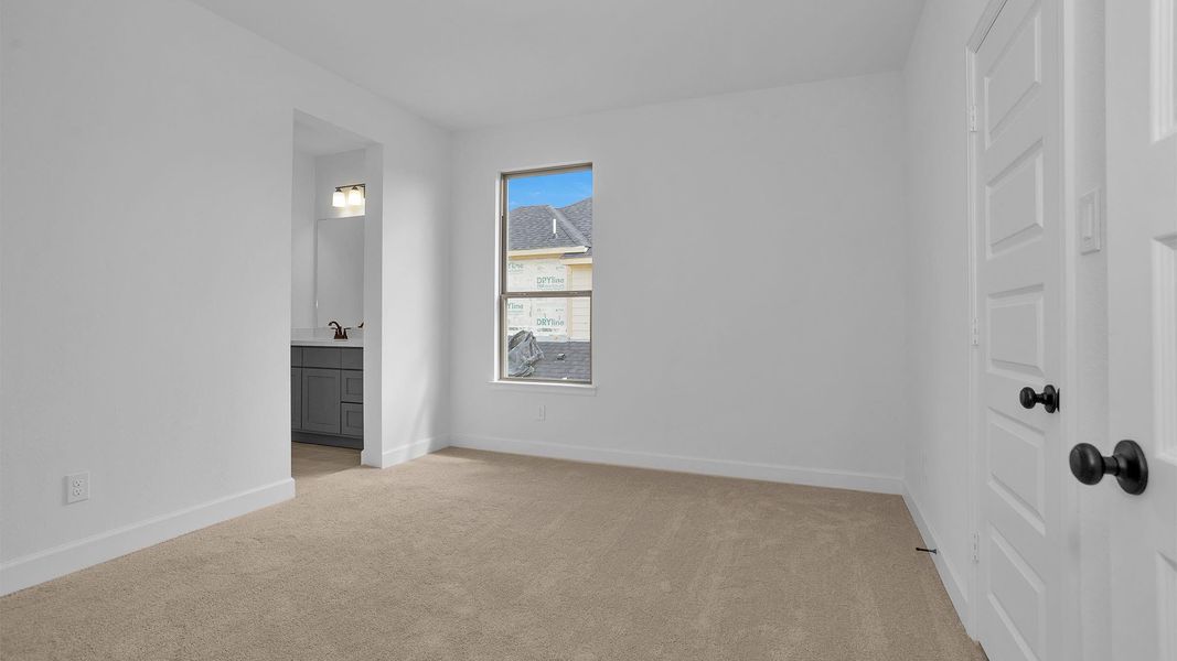 Spacious, unfurnished interior of a new home in Katy Court 70', Katy (Image 4).