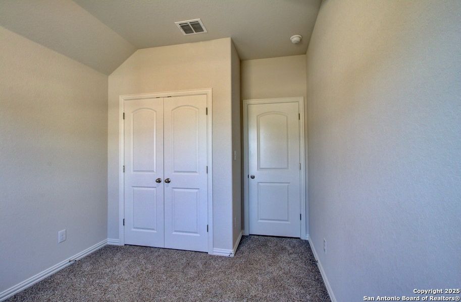 Spacious, unfurnished interior of a new home in Meyer Ranch - Enclave, New Braunfels (Image 10).