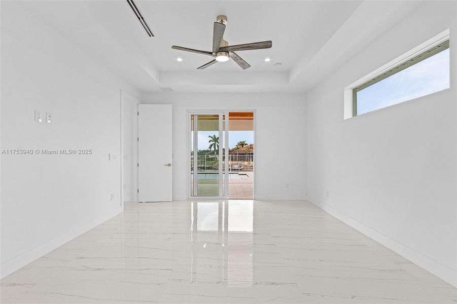 Spacious, unfurnished interior of a new home in , Cape Coral (Image 20).
