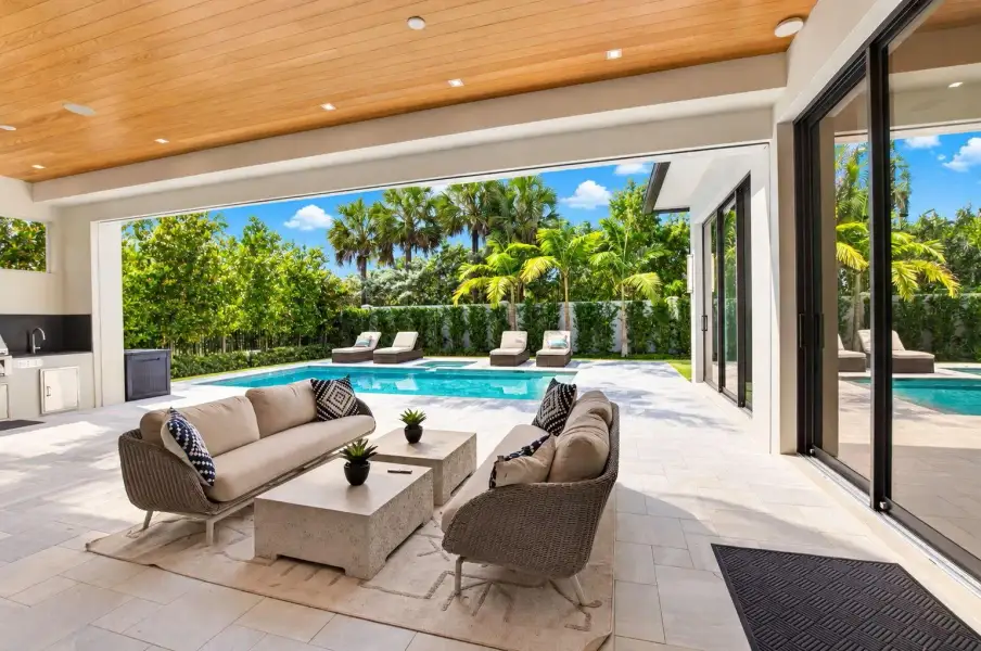 COVERED LOGGIA