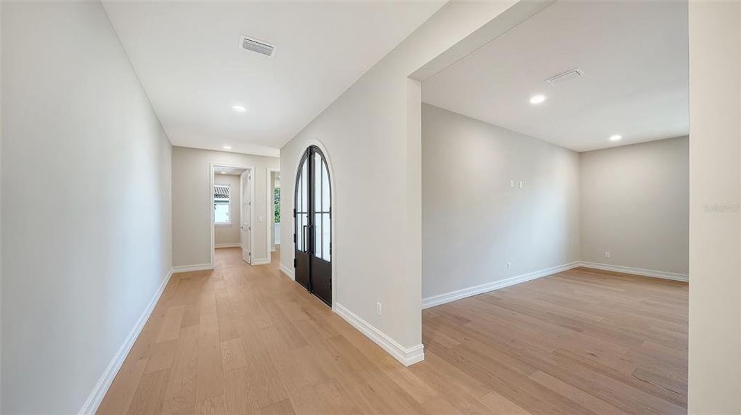 Spacious, unfurnished interior of a new home in , Sarasota (Image 58).