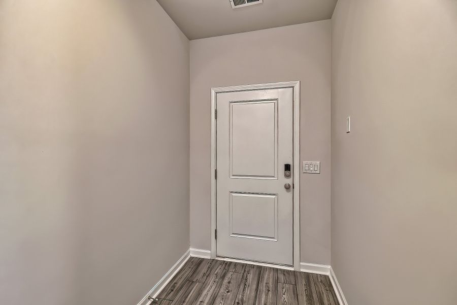 Spacious, unfurnished interior of a new home in Emanuel Creek, West Columbia (Image 15).