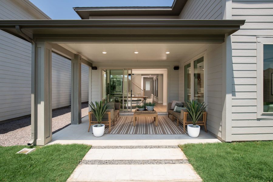 Representative exterior details of a home built from the Laurel by Tri Pointe Homes in The Retreat at Harvest, Argyle (Image 4).