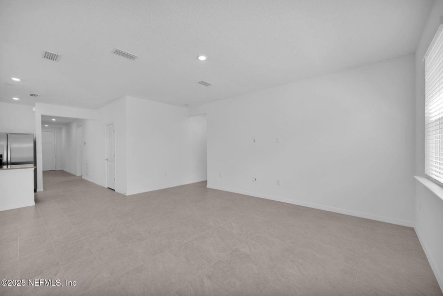 Spacious, unfurnished interior of a new home in Hyland Trail, Green Cove Springs (Image 13).