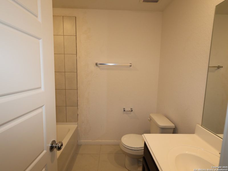Furnished interior view inside a new home in Agave, San Antonio (Image 9).
