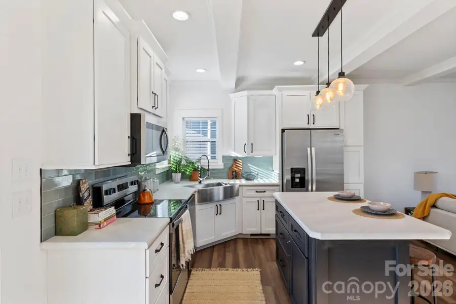 Large island w/ seating