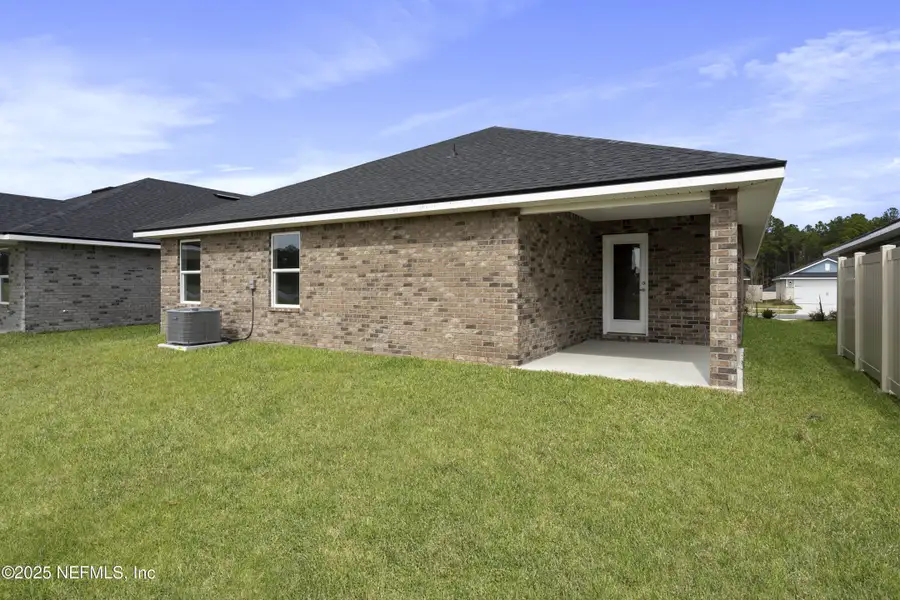 Exterior details and patio area of a home in , Green Cove Springs (Image 4).