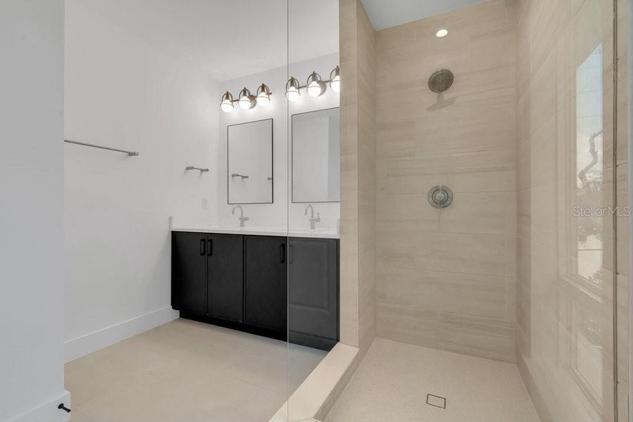 Furnished interior view inside a new home in , Orlando (Image 39).