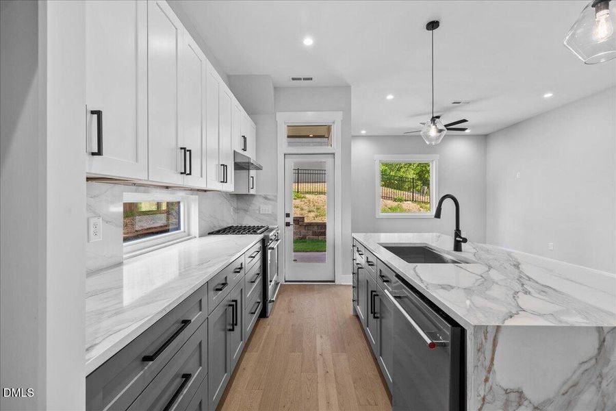 541 Bragg Kitchen
