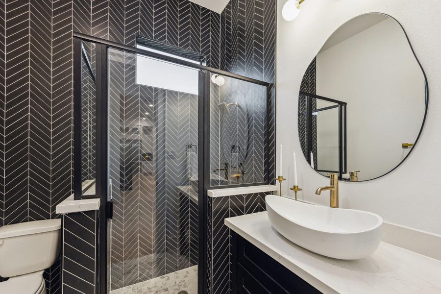 Bathroom adjacent to home office / study includes walk-in shower Bathroom adjacent to home office / study includes walk-in shower