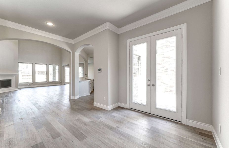 Spacious, unfurnished interior of a new home in Artavia 70′, Conroe (Image 22).