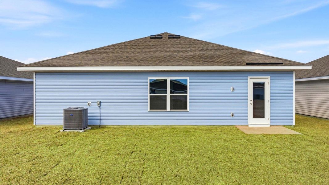 Exterior details and patio area of a home in Liberty, Panama City (Image 4).