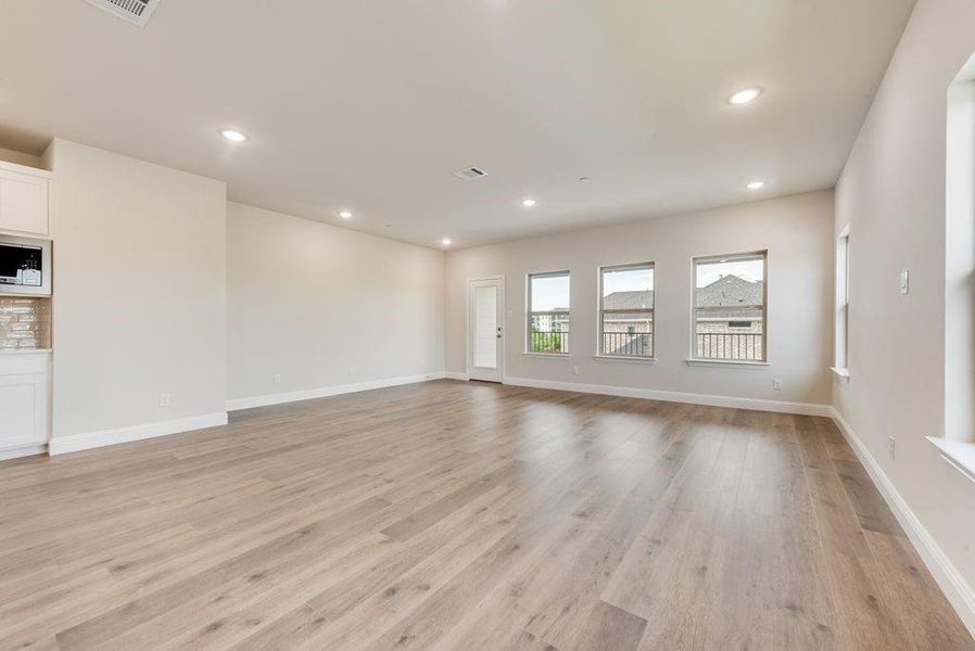 Spacious, unfurnished interior of a new home in Bayside, Rowlett (Image 32).