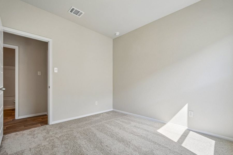 Spacious, unfurnished interior of a new home in Hymeadow, San Marcos (Image 22).