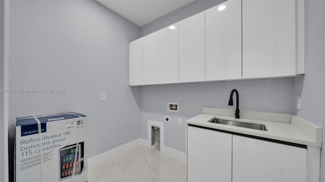 Furnished interior view inside a new home in , Cape Coral (Image 19).