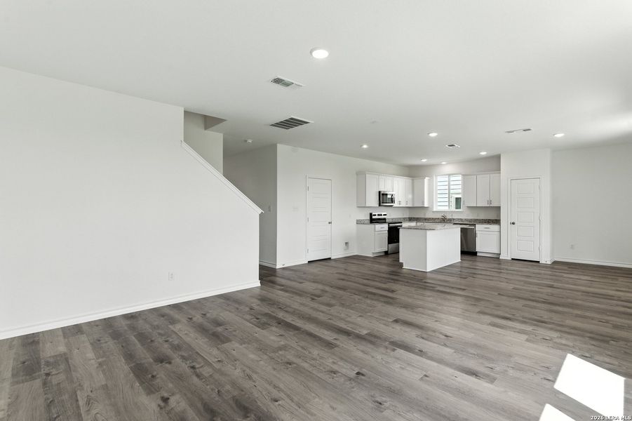 Spacious, unfurnished interior of a new home in Horizon Ridge, San Antonio (Image 14).