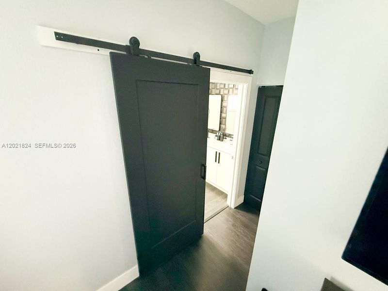 Spacious, unfurnished interior of a new home in , Coral Springs (Image 23).