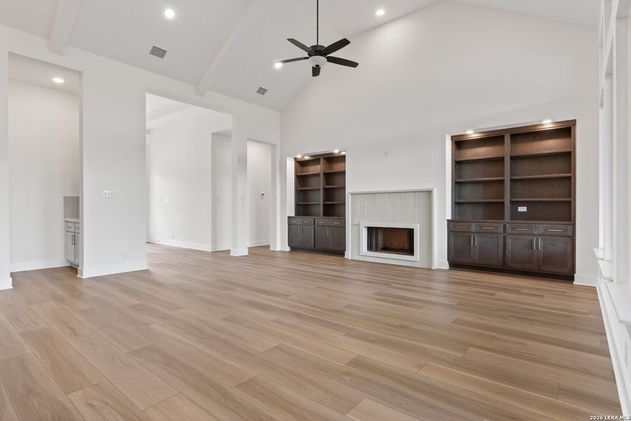 Spacious, unfurnished interior of a new home in Waldsanger, New Braunfels (Image 20).