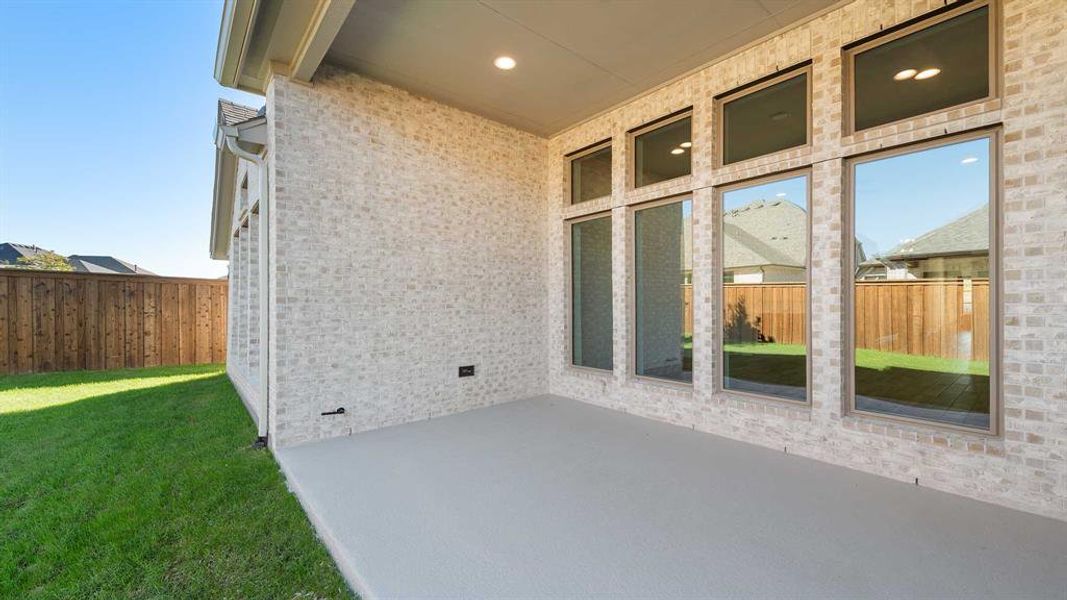 Exterior details and patio area of a home in Hillstead 50', Lavon (Image 2).