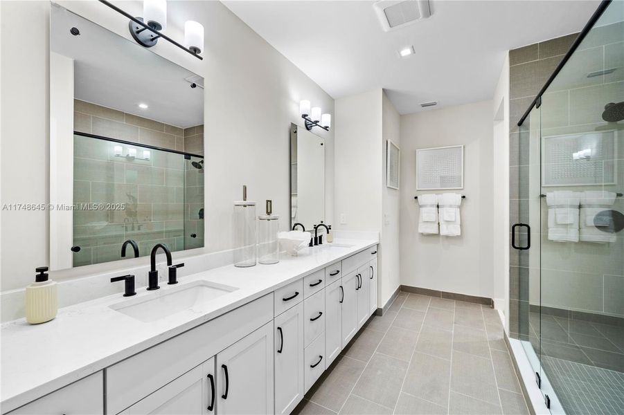 Spacious, unfurnished interior of a new home in , Fort Myers (Image 31).