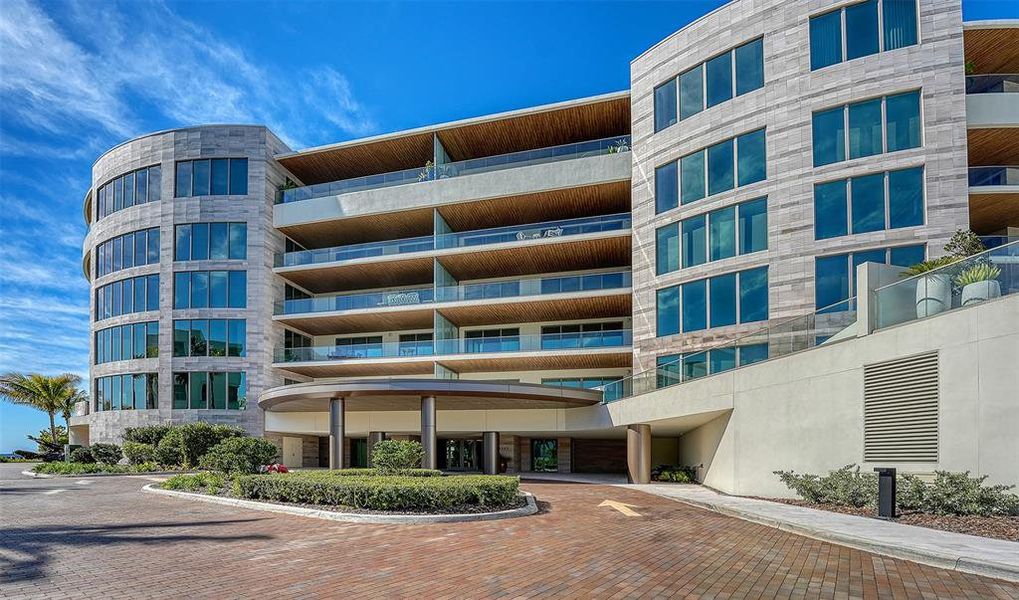 Condo located in Longboat Key, FL showcasing its design and architecture (Image 26). Condo located in Longboat Key, FL showcasing its design and architecture (Image 26).