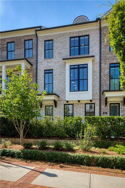 Condo located in Alpharetta, GA showcasing its design and architecture (Image 5).