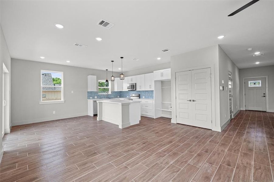 Spacious, unfurnished interior of a new home in , Granbury (Image 16).