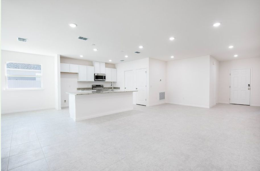 Spacious, unfurnished interior of a new home in Cape Coral, Cape Coral (Image 10).