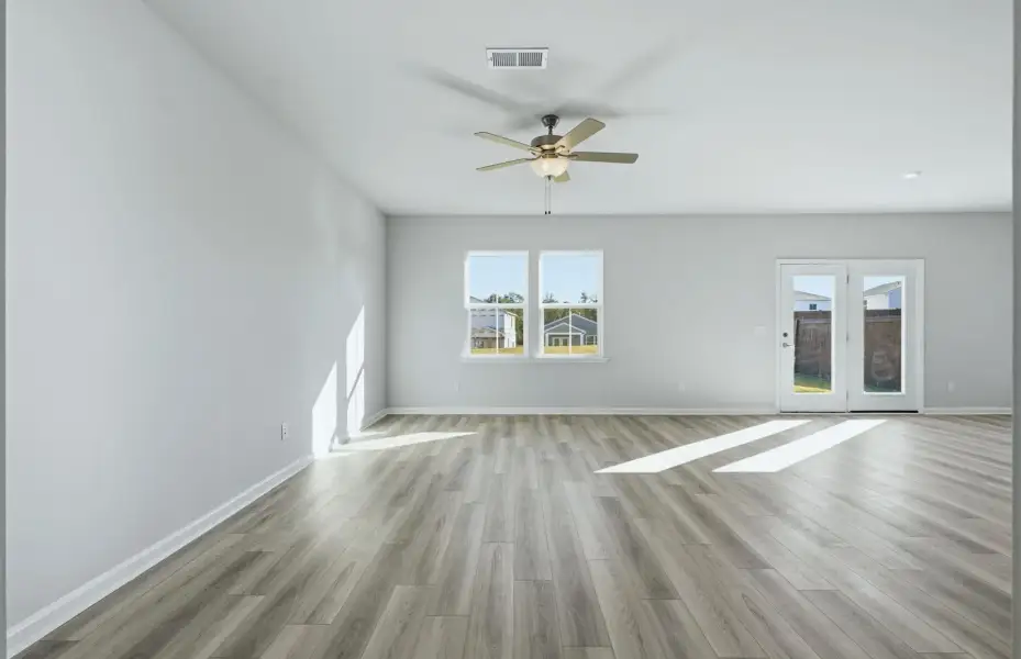 Spacious, unfurnished interior of a new home in Crestview, Spartanburg (Image 13).