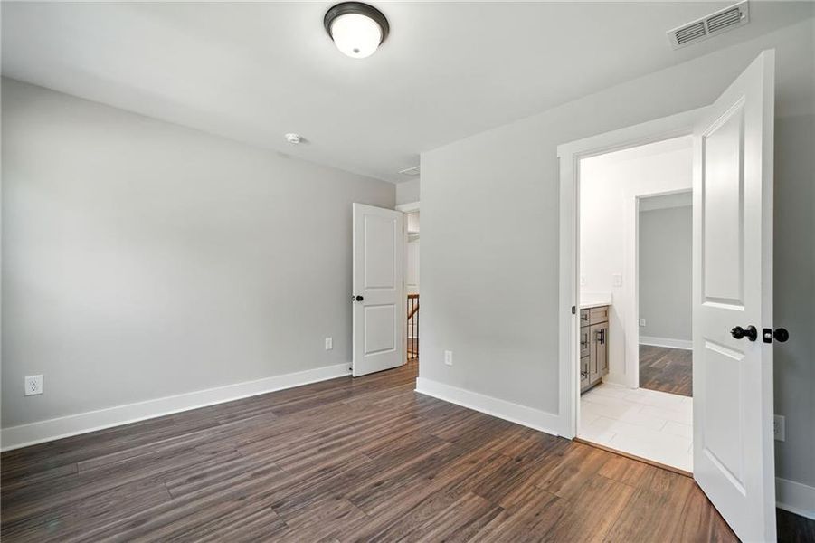 Spacious, unfurnished interior of a new home in , Emerson (Image 19).