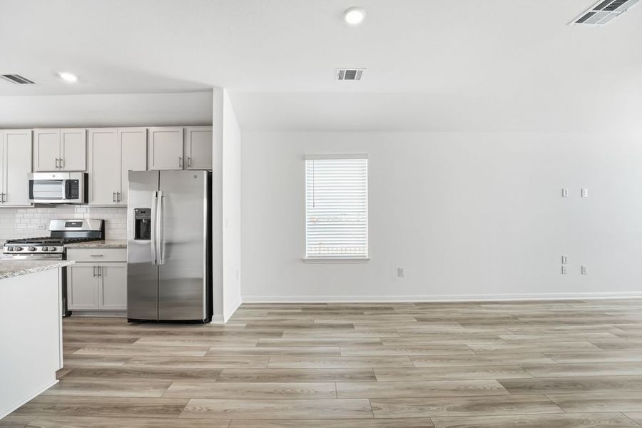 Spacious, unfurnished interior of a new home in Longview, Del Valle (Image 13).