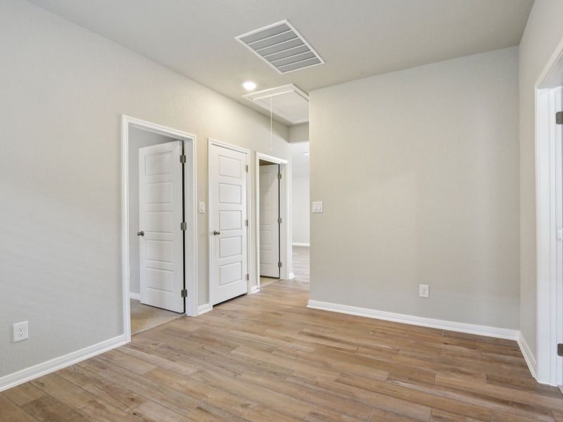 Spacious, unfurnished interior of a new home in Thomas Pond, San Antonio (Image 18). Spacious, unfurnished interior of a new home in Thomas Pond, San Antonio (Image 18).