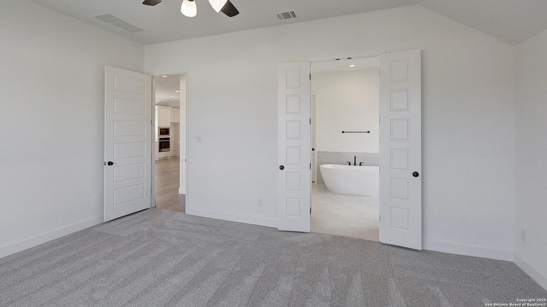 Spacious, unfurnished interior of a new home in Esperanza 50', Boerne (Image 19).