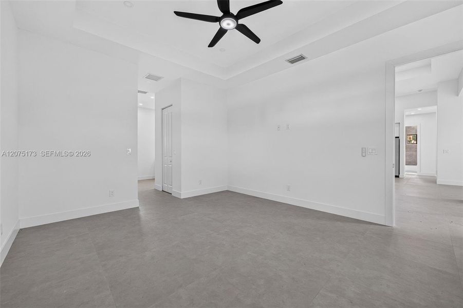 Spacious, unfurnished interior of a new home in , Cape Coral (Image 32).