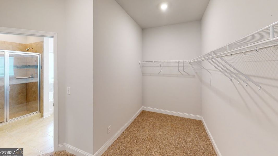 Image 28 of a home in Oakview Estates.