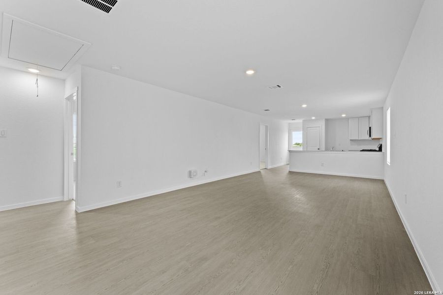 Spacious, unfurnished interior of a new home in Spring Grove, San Antonio (Image 18).