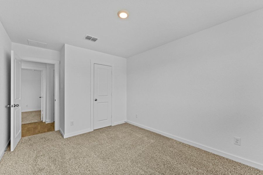 Spacious, unfurnished interior of a new home in Sonoma Oaks, Fredericksburg (Image 32).