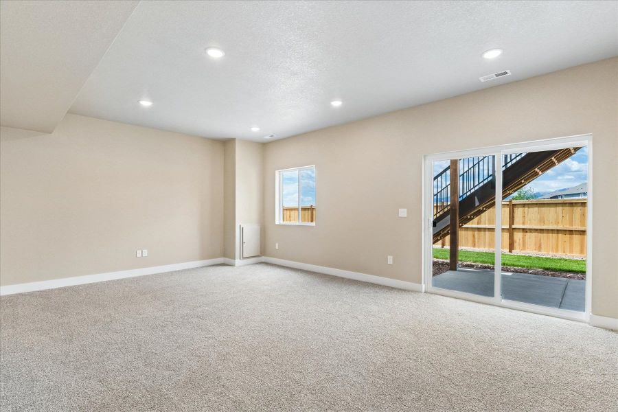 Spacious, unfurnished interior of a new home in Aspen Meadows, Colorado Springs (Image 40).