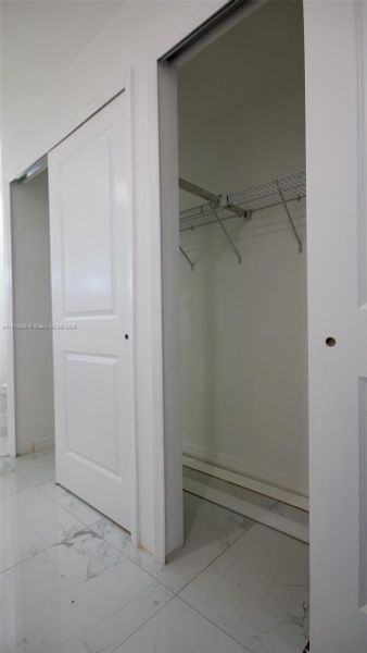 Spacious, unfurnished interior of a new home in , Fort Myers (Image 5).