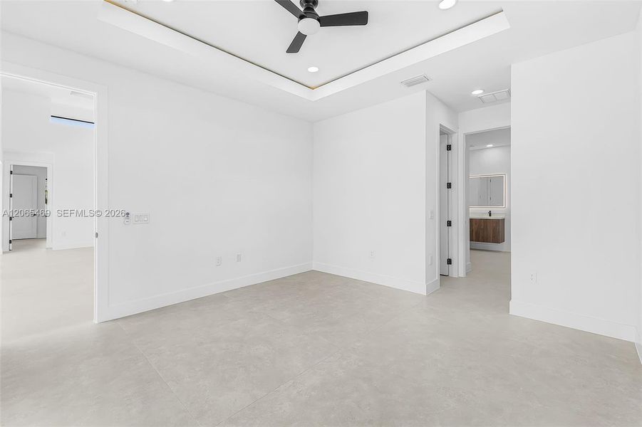 Spacious, unfurnished interior of a new home in , Cape Coral (Image 27).