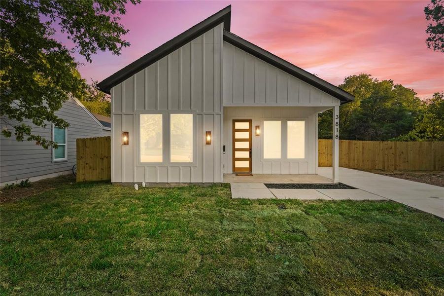 Exterior details and patio area of a home in , Dallas (Image 14).