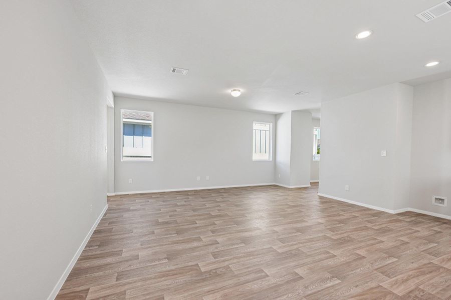 Spacious, unfurnished interior of a new home in Harvest Ridge, Elgin (Image 14).
