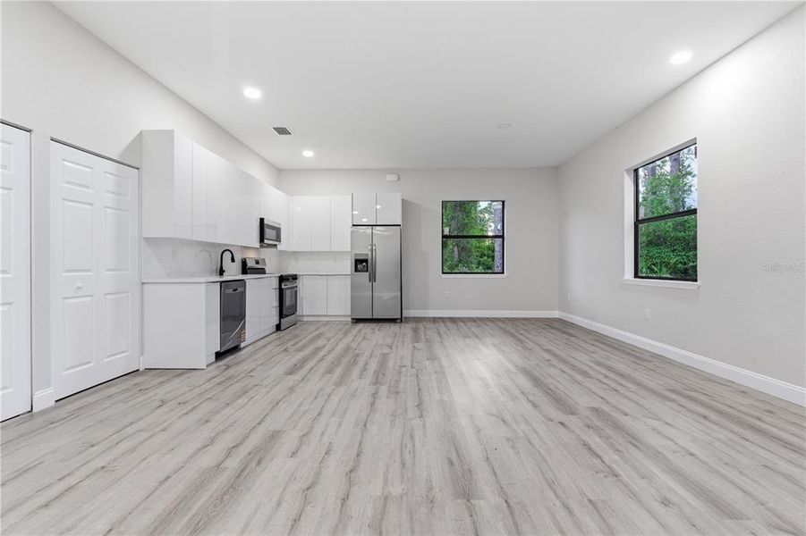 Spacious, unfurnished interior of a new home in , Lehigh Acres (Image 18).