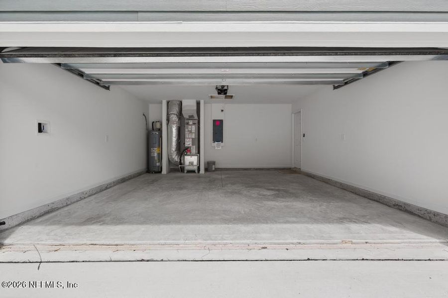 Spacious, unfurnished interior of a new home in , Jacksonville (Image 23).