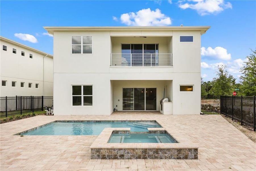 Exterior details and patio area of a home in , Kissimmee (Image 3).